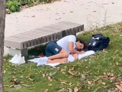 Олимпиада чемпионы Париж саябағында ұйықтап қалған