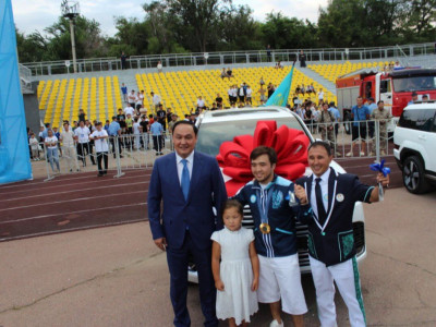 Елдос Сметовке бес бөлмелі пәтер мен Lexus 600 табысталды