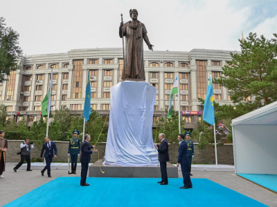 Тоқаев пен Мирзиеев Астанада Әлішер Науаи ескерткішін ашты