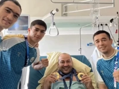 Олимпиада чемпионы атанған өзбек боксшылары Париждің ауруханасында жатқан Толқын Қылышевке барды (ВИДЕО)