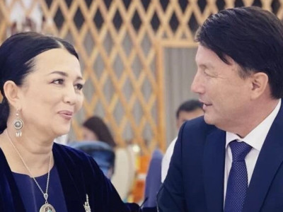 Димаш Құдайбергеннің ата-анасы Нұрбек Оралбайға сыйлық берді