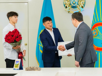 Өртеніп жатқан пәтерге кіріп, қызды құтқарған тұрғынға 2 млн теңге берілді