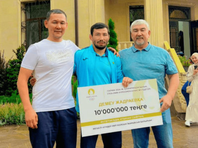 Ақтөбелік депутат Демеу Жадыраев пен бапкеріне 10 миллион теңгеден табыстады