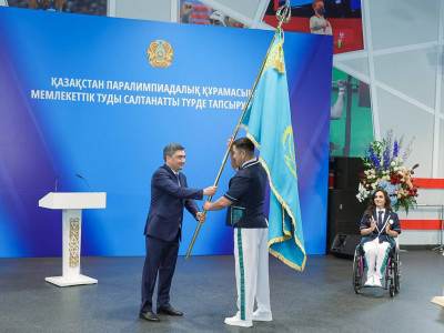 Премьер-Министр Паралимпиада ойындарына қатысушыларға мемлекеттік туды табыс етті