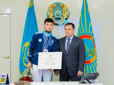 Елорда әкімі боксшы Нұрбек Оралбайға керемет сыйлық жасады