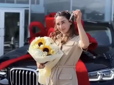 Әбиба Әбужақынова тағы бір көлікті сыйға алды