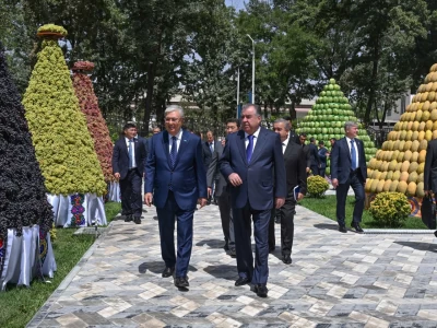 Тоқаев пен Рахмон ұлттық тағамдар көрмесін аралады (ФОТО)