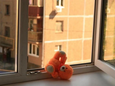 Орал қаласында екі жасар қыз екінші қабаттан құлап кетті
