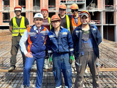 Бизнесмен Айдын Рахымбаевтың балалары құрылыста нәпақасын тауып жүр