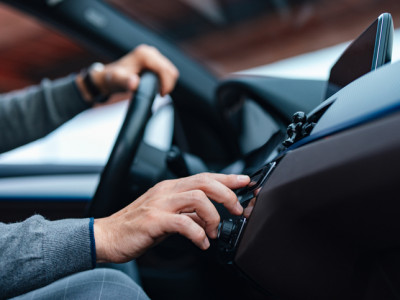Астанада автосервис қызметкері клиенттің көлігін металға өткізіп жіберген