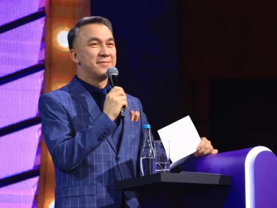 «Балағаттап, санынан тепкен»: Есен Елеукен мен белгілі блогер жаға жыртысты