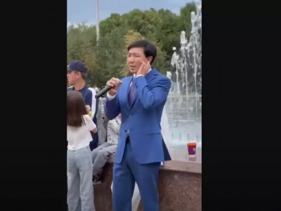 Өскемен әкімі қала тұрғындарына ән айтып берді