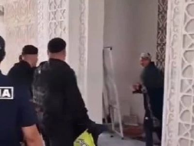 Астанадағы мешітте ер адам келушілерді пышақпен қорқытты (ВИДЕО)