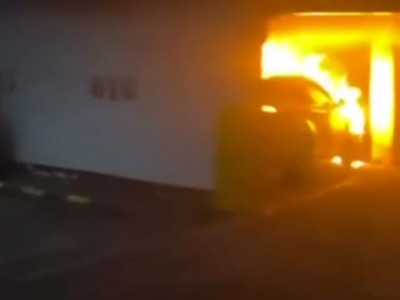 Алматыда паркингте тұрған екі көлік отқа оранды