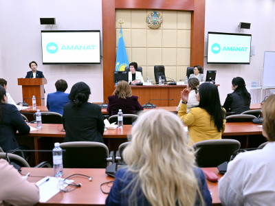 Мәжіліс депутаттары «Tomiris» жобасының түлектерімен кездесті