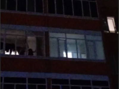 Оралда полиция 6-қабаттан секірмек болған әйелді құтқарды