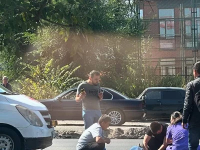Есік қаласында жедел жәрдем көлігі 2 қызды қағып кетті