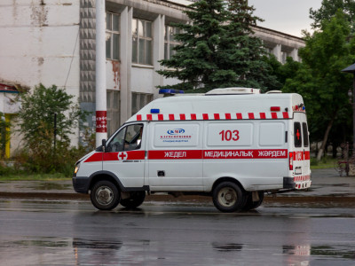 Алматыда жардан құлаған жүк көлігі жер үйді қиратты