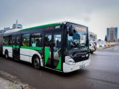 Қоғамдық көлікте бір топ жігіт жасөспірімді ұрып тастаған (ВИДЕО)