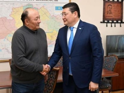 Берік Уәли белігілі ақынмен кездесу өткізді