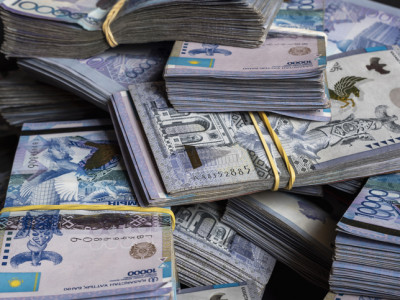 Шымкентте ХҚКО қызметкері халықты 180 млн теңгеге алдап соққан