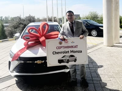Түркістан облысының әкімі шәкірті 42 елден шақырту алған ұстазға көлік берді