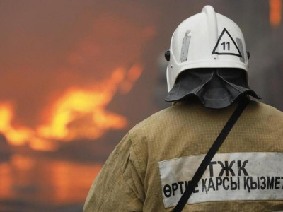 Көкшетауда тұрғын үй өртеніп, ер адам балконнан секіріп кеткен