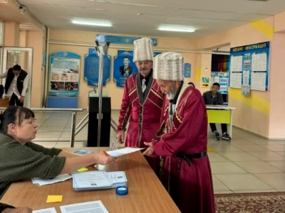 Ұлттық киім киген әзербайжан ұлтының өкілдері референдумда дауыс берді