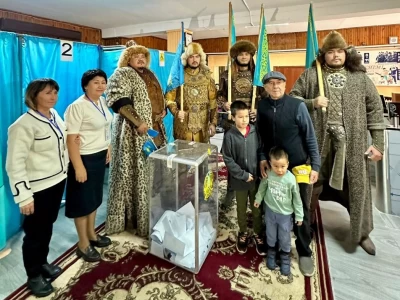 Ұлы дала рухы: дауыс беруге келген халықты алып азаматтар қарсы алды