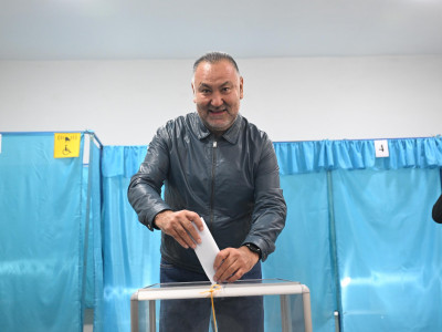 "Елдің бірлігі біздің қолымызда": Нұрлан Абдуллин Алматыда референдумда дауыс берді