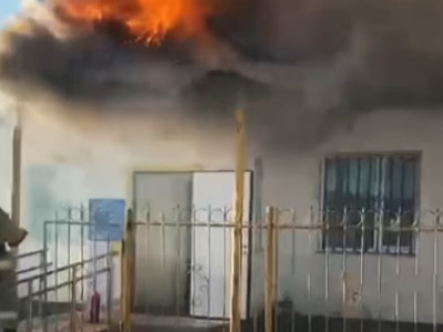 Атырау маңындағы ауылда пошта ғимараты өртеніп кетті (ВИДЕО)