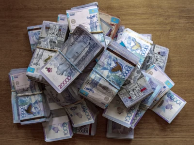 Қаржы министрлігінің лауазымды тұлғалары 68 млн теңге парамен ұсталды