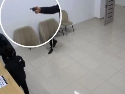 Шымкентте 18 жастағы жігіт қару ұстаған қылмыскерді тоқтатты (ВИДЕО)