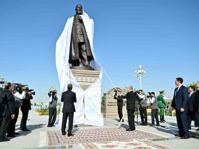 Президент Ашхабадта Абай ескерткішінің ашылу салтанатына қатысты