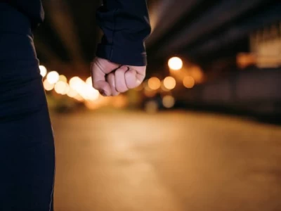 Таразда бір топ жігіт көшедегі адамдарды соққыға жықты