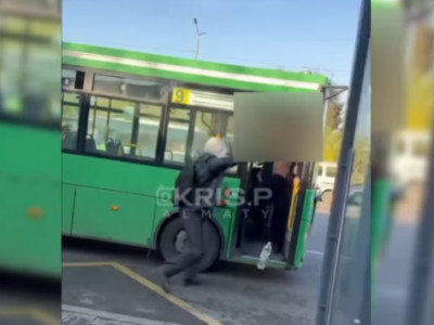 Алматыда автобус жүргізушісімен төбелескен азамат таспаға түсіп қалды