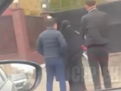 Ақтөбеде қара ниқаб киіп, қолы қанға боялған қыз шу шығарды