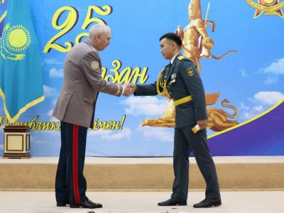 Қорғаныс министрі 37 офицерге мерзімінен бұрын әскери атақ берді