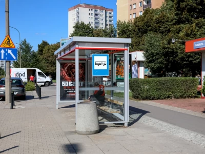Ақтауда автобус аялдамасы адамдардың үстіне құлаған (ВИДЕО)