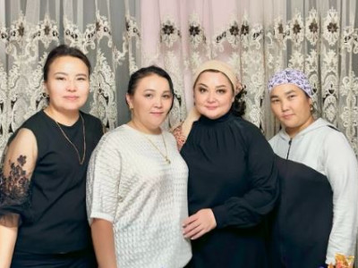 «Кезінде жап-жас едік»: Роза Әлқожа желі қолданушыларына абысындары жайлы айтып берді