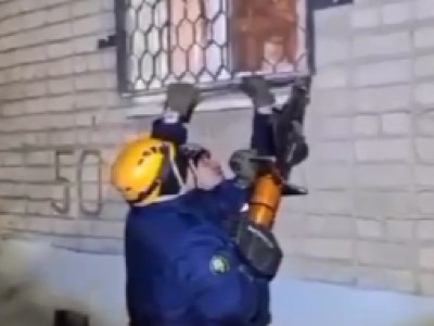 Ақтөбеде пәтерде қамалып қалған екі бүлдіршін құтқарылды