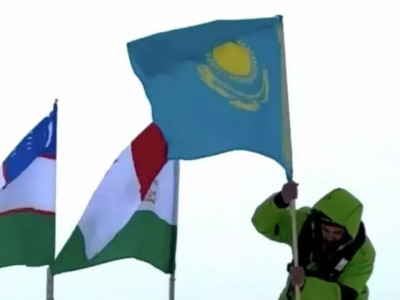 Өзбекстандық блогер Антарктидадағы шыңға Қазақстан туын тікті (ВИДЕО)