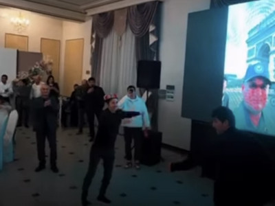 Ұйғырлардың тойында билеген боксшы Назым Қызайбай қыруар ақша жинап алды