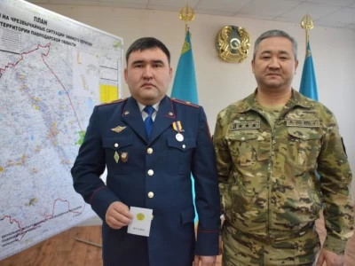 Ақтоғайда суға батқан жасөспірімдерді құтқарған офицер марапатталды