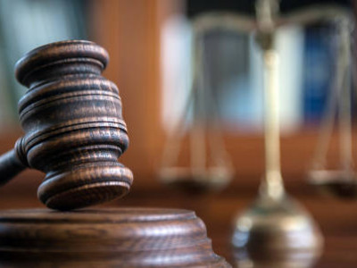 Лауазымын асыра пайдаланған ҚТЖ шенеунігі сотталды