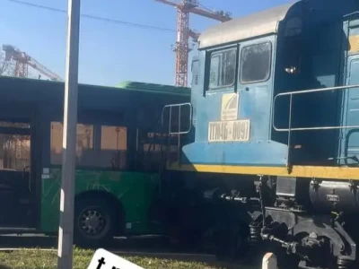 Алматыда автобус пен тепловоз соқтығысып, 6 адам зардап шекті (ВИДЕО)