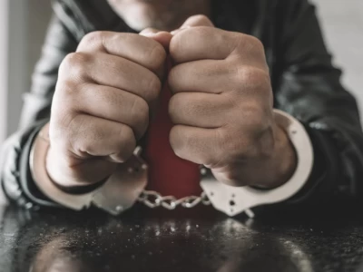 Кек алу үшін тергеушіге шабуыл жасаған үш адам сотталды