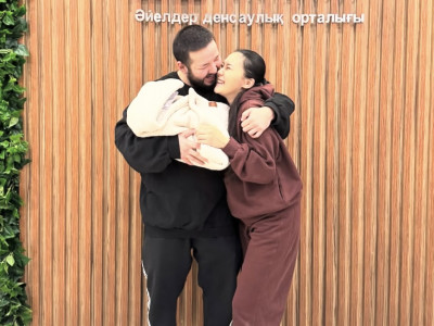 Үшінші сәбиін өмірге әкелген Айсәуле Бақытбек перзентханадан шықты