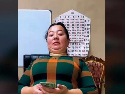 Психолог әйелдердің қолына доллар ұстатып, талдырып жатыр
