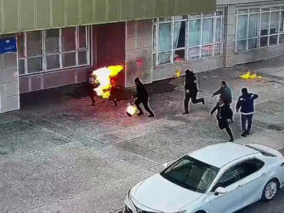 Ақтау әкімдігінің алдында ер адам өзін-өзі өртеп жіберген (ВИДЕО)